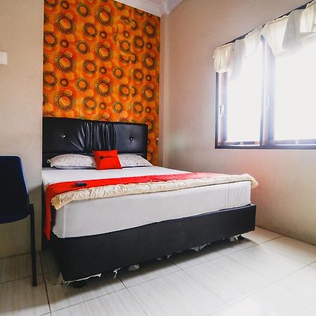فندق Reddoorz Near Jalan Gatot Subroto ميدان المظهر الخارجي الصورة