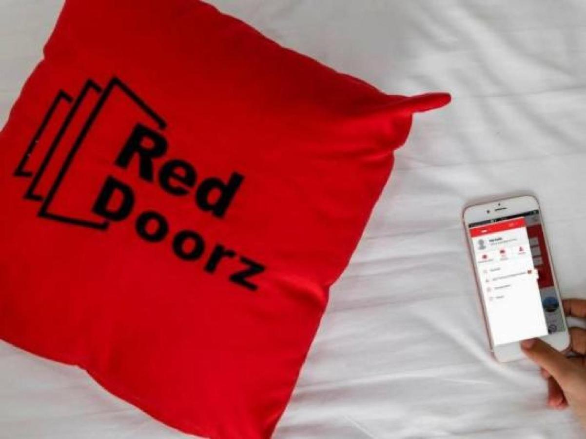 فندق Reddoorz Near Jalan Gatot Subroto ميدان المظهر الخارجي الصورة